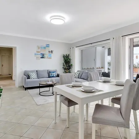 Hermosa Y Amplia Casa Con Piscina Y Garage *