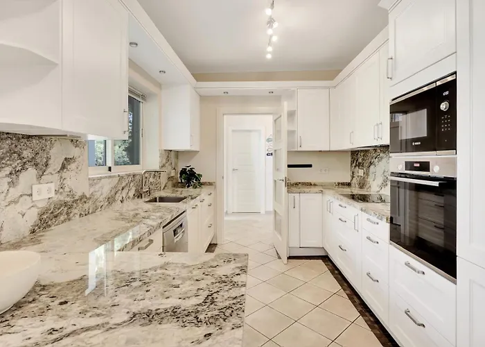 Hermosa Y Amplia Casa Con Piscina Y Garage