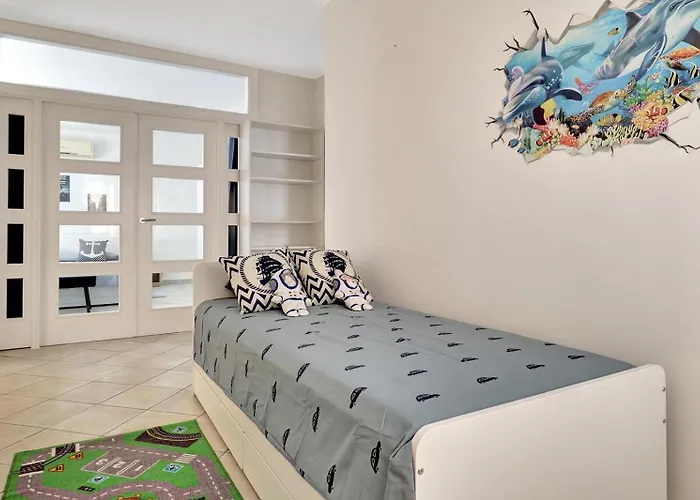 Hermosa Y Amplia Casa Con Piscina Y Garage Marbella