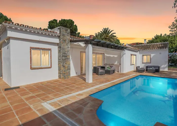 Holiday home Hermosa Y Amplia Casa Con Piscina Y Garage Marbella