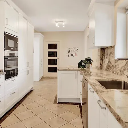 Nyaraló Hermosa Y Amplia Casa Con Piscina Y Garage Marbella