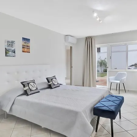 Hermosa Y Amplia Casa Con Piscina Y Garage Nyaraló
