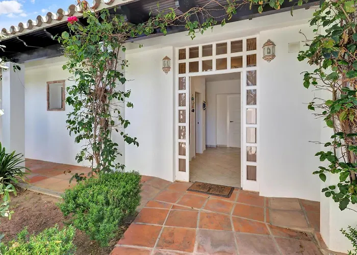 Сasa de vacaciones Hermosa Y Amplia Casa Con Piscina Y Garage Marbella