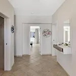 Hermosa Y Amplia Casa Con Piscina Y Garage *