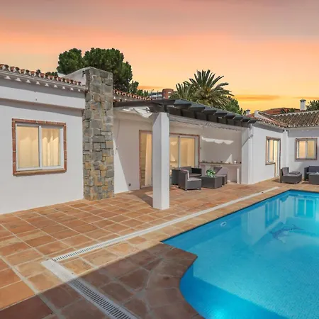 Nyaraló Hermosa Y Amplia Casa Con Piscina Y Garage Marbella